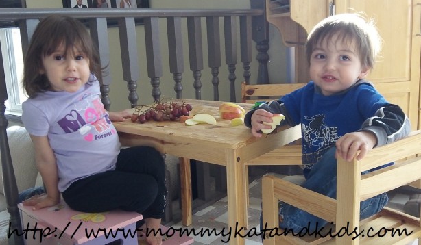 kids eating fruit