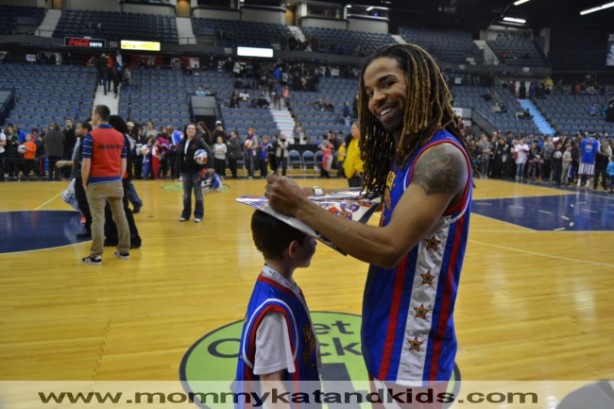 globetrotters signing autographs