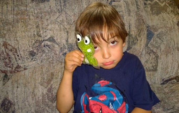 boy with therapearl pals frog