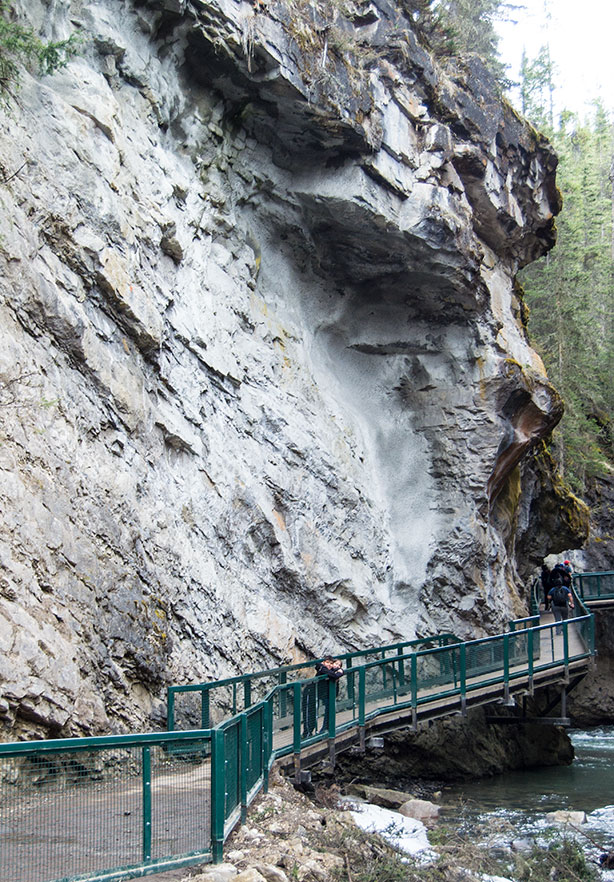 banff-johnston-canyon-walkway
