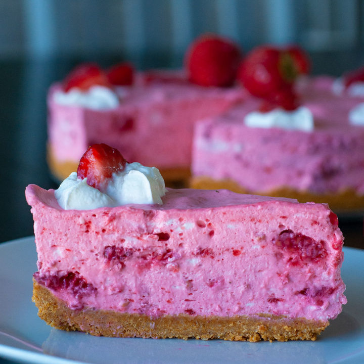 berry-cheesecake-slice