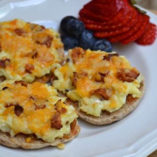 mini breakfast pizzas