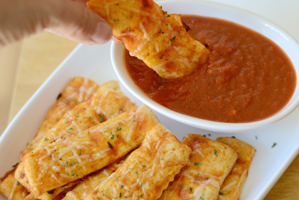 pizza sticks with tomato dipping sauce
