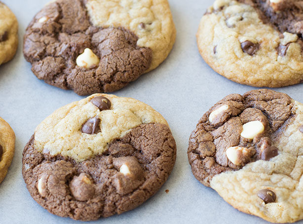 chocolate-chip-cookies-closeup