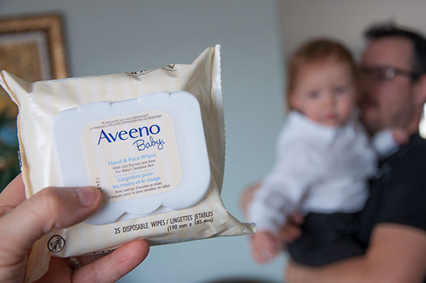 aveeno-wipes-baby-background