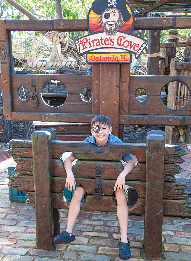 boy-in-stockade-pirates-cove-golf