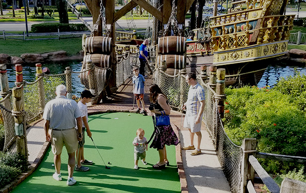 family-at-pirates-cove-adventure-golf