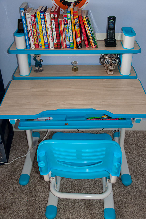 united-canada-einstein-desk-in-room