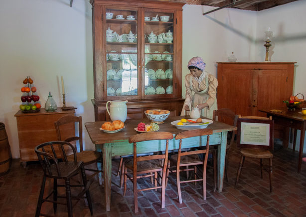 slave-in-the-kitchen-destrehan-plantations-of-new-orleans