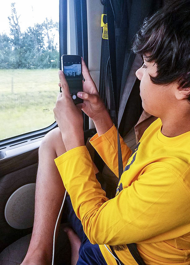 teen-using-phone