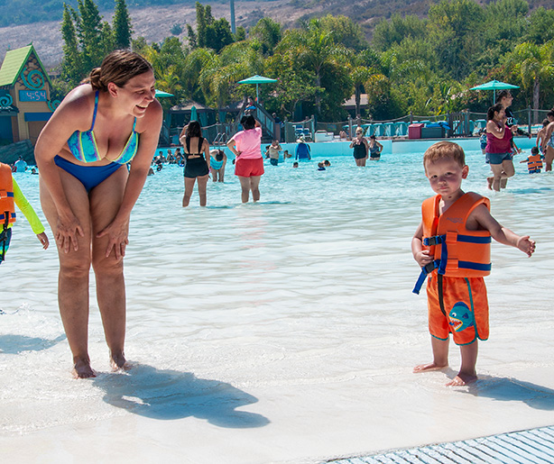 family-in-aquatica-wave-pool