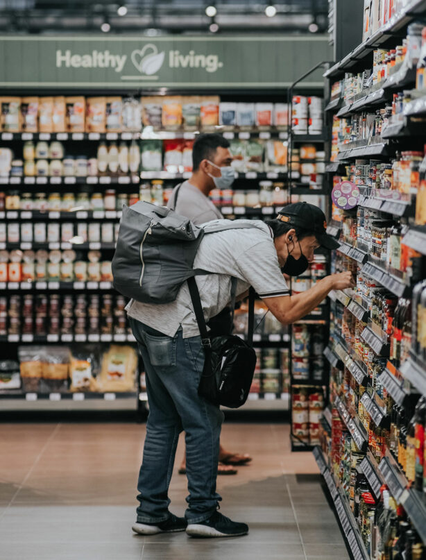 men-shopping-in-grocery-store