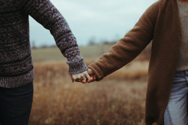 couple-holding-hands