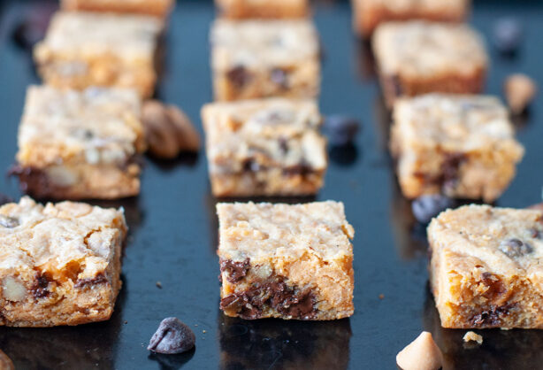 chocolate-chip-chewy-bars-closeup