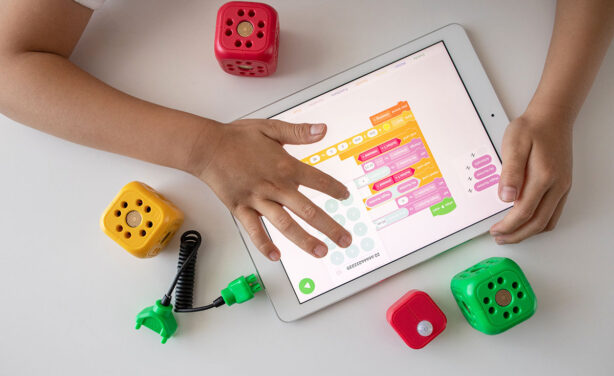 child-coding-on-ipad