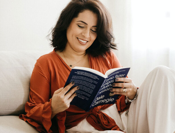 mom-reading-book-in-loose-clothing