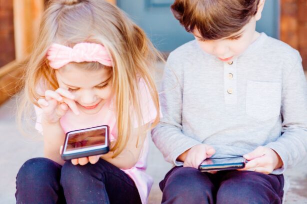 kids on smartphones