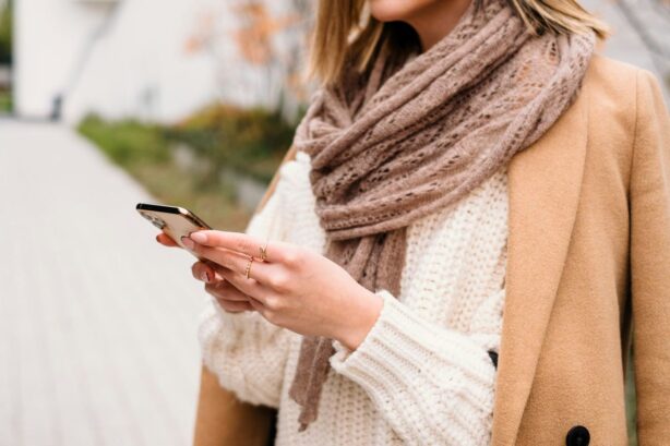 woman wearing fall fashion trends